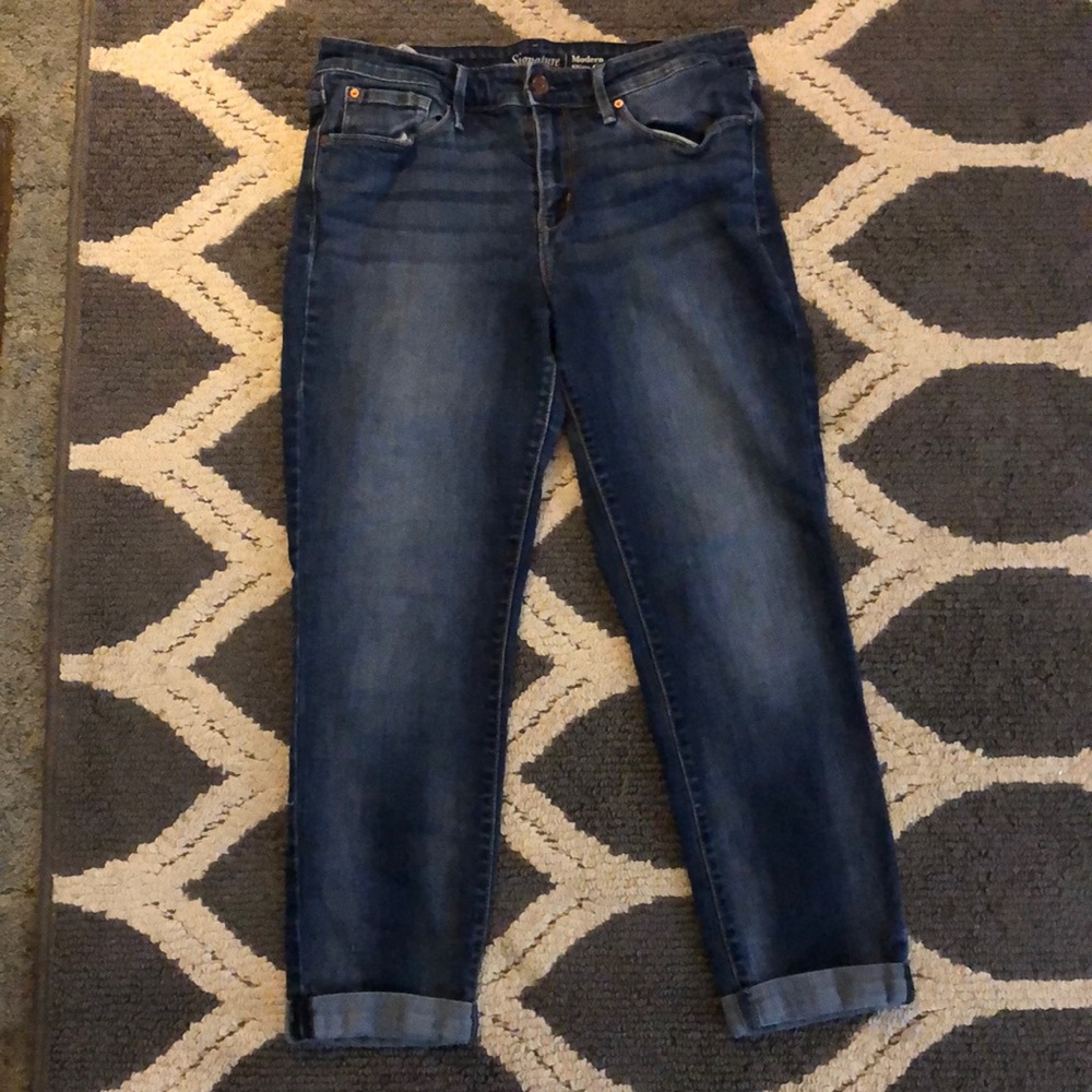 •Cute signature Levi Strauss &CO mom jeans•
